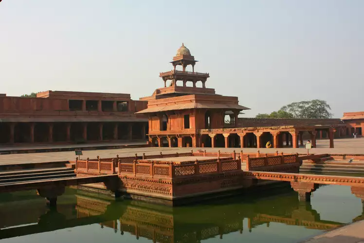 Dehradun To Agra Taxi