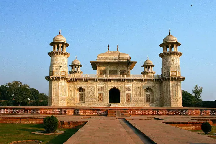 Dehradun To Agra Taxi