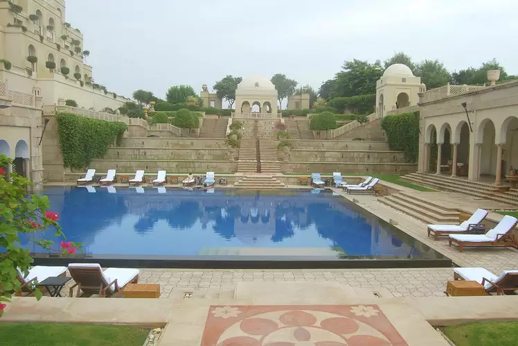 Dehradun To Agra Taxi